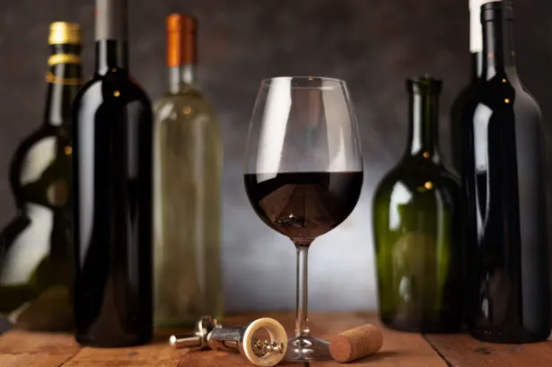 copa de vino y botellas de vino - vinos mexicanos